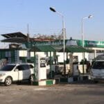 محطة وقود مزدحمة بالسيارات