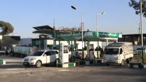 محطة وقود مزدحمة بالسيارات
