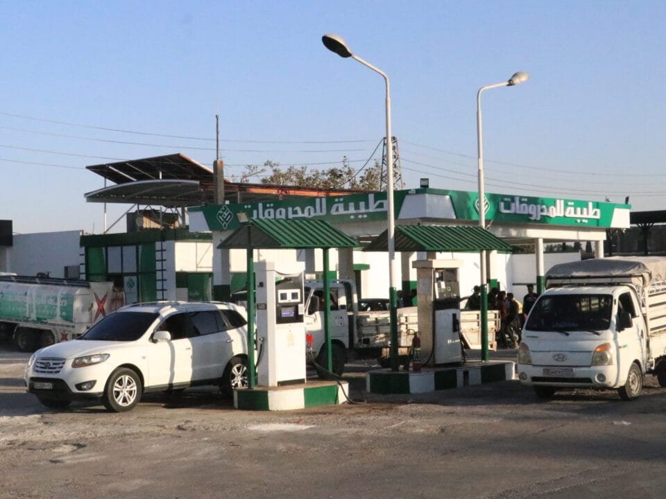 محطة وقود مزدحمة بالسيارات