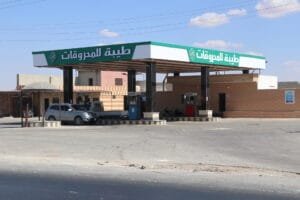 محطة وقود في منطقة صحراوية
