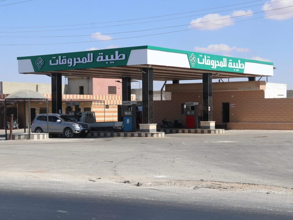 محطة وقود في منطقة صحراوية